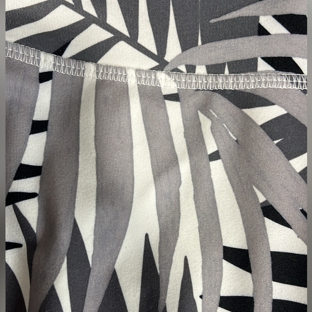 ⭐️ Old Navy Active patterned leggings - size medium - Picture 2 of 7